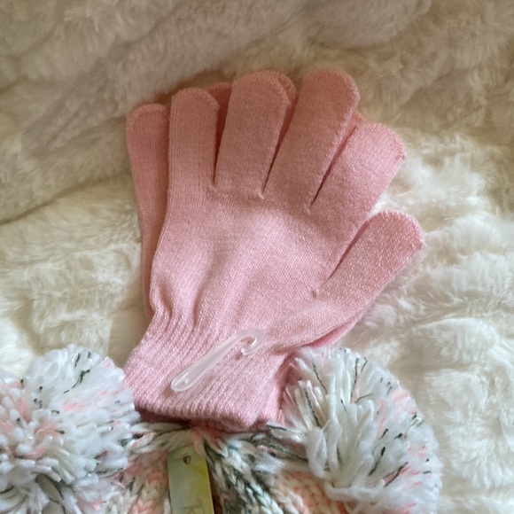 Hat and gloves - Picture 3 of 3